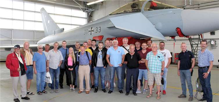 Modellpiloten besuchten Nörvenich Die Besuchergruppe vor einem „Eurofighter“.Foto: privat
