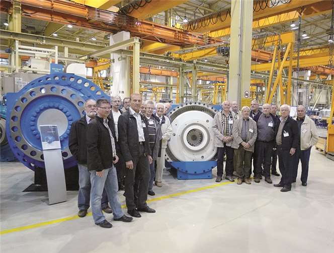 Die Besuchergruppe vor einem Planetengetriebe. privat