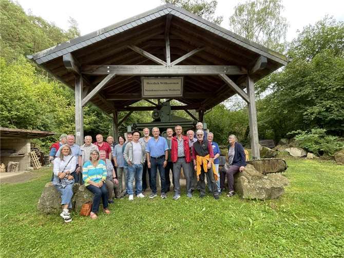 Die Besuchergruppe vor einer Tuffstein-Werkstatt.  Foto: Hartmut Nagel