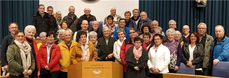 Die Besuchergruppen besichtigten den Interims-Plenarsaal des Landtags. Fotos: privat