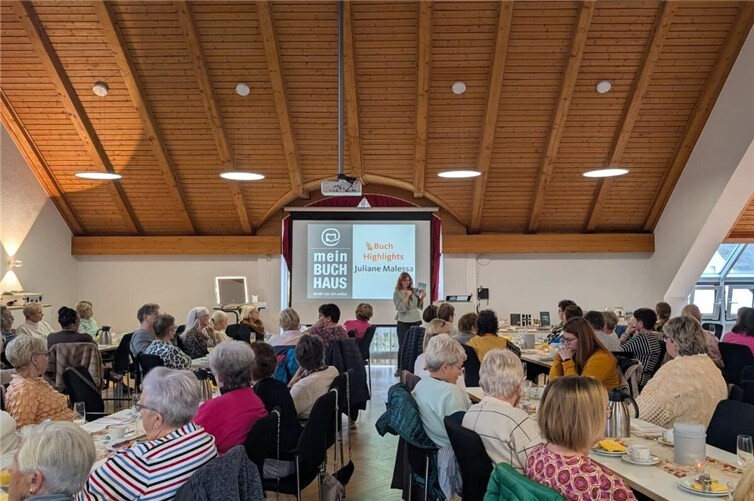 Die Besucherinnen lauschten aufmerksam dem Vortrag von Juliane Malessa.