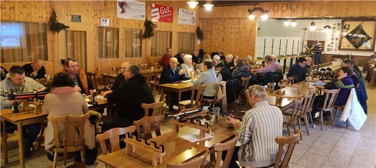 Die Besucher/innen ließen sich die „Hetzelmännchen“ schmecken.