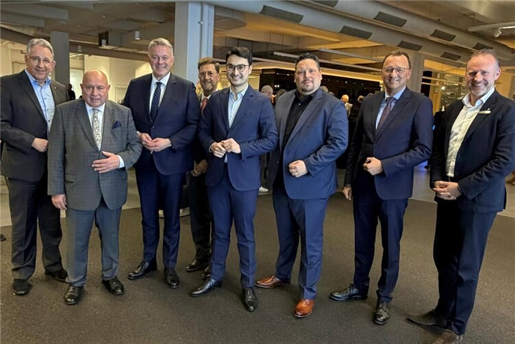 Die Besucherinnen und Besucher aus Wirtschaft , Handwerk und Politik nutzten die Veranstaltung zum intensiven persönlichen Austausch mit dem CDU Landesvorsitzenden Gordon Schnieder sowie mit den CDU Landtagskandidaten Philipp Rünz und Andreas Birtel. Foto: MIT Koblenz