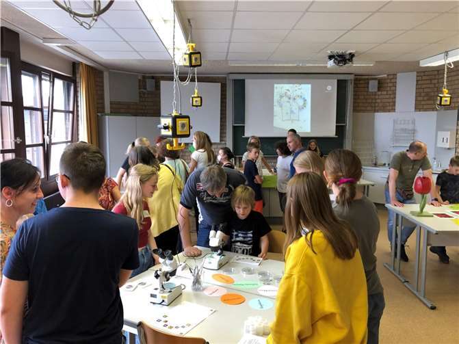 Die Besucherinnen und Besucher bekamen einen guten Überblick von der breiten Palette der MINT-EC-Aktivitäten.  Foto: KuBa