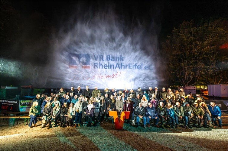 Die Besucherinnen und Besucher des VR Bank Abends bei der Klangwelle in Bad Neuenahr-Ahrweiler im Kurpark.