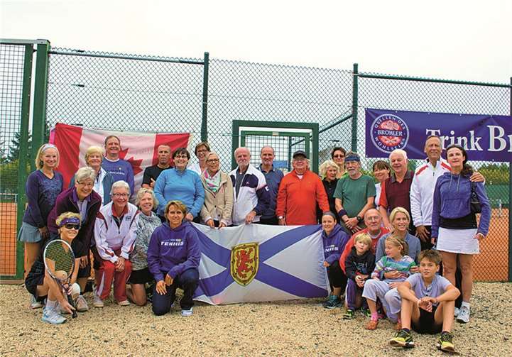 Die Besucherinnen und Besucher des kanadischen Tennisteams und die Mitglieder des ATC. Privat