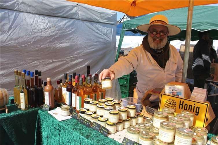 Die Besucherinnen und Besucher erwartet ein buntes Markttreiben mit vielfältigen Angeboten.