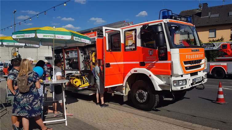 Die Grundschule wurde schnell gelöscht Die Besucherinnen und Besucher hatten auch die Gelegenheit, ein modernes Feuerwehrfahrzeug von außen und innen kennenzulernen.