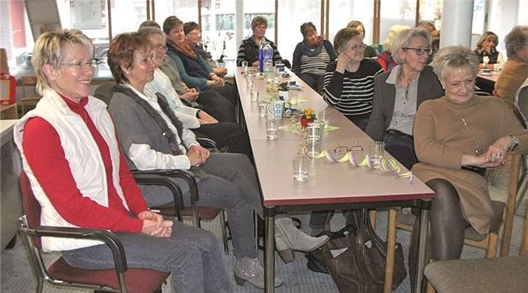 Die Besucherinnenschaft lauschte interessiert den Lebenswegen der beiden emanzipierten Westerwälderinnen Sophie von Hatzfeld-Wildenburg-Schönstein und Ika Freudenberg.