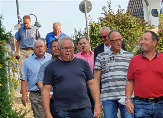 Die Besucherschar auf dem Weg in die Ortsmitte.