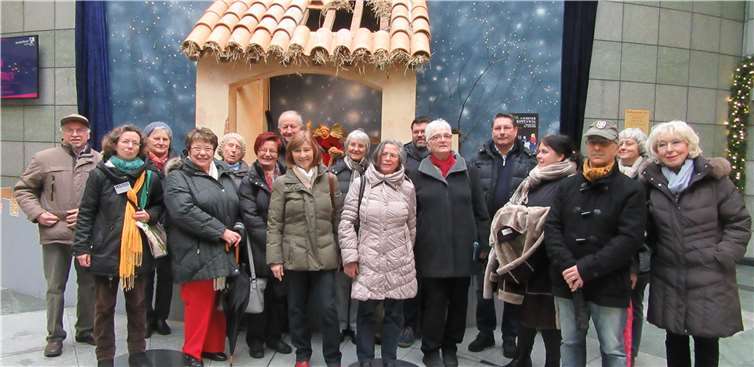 Die Besuchsgruppe an der Krippe in der Elisengalerie.privat