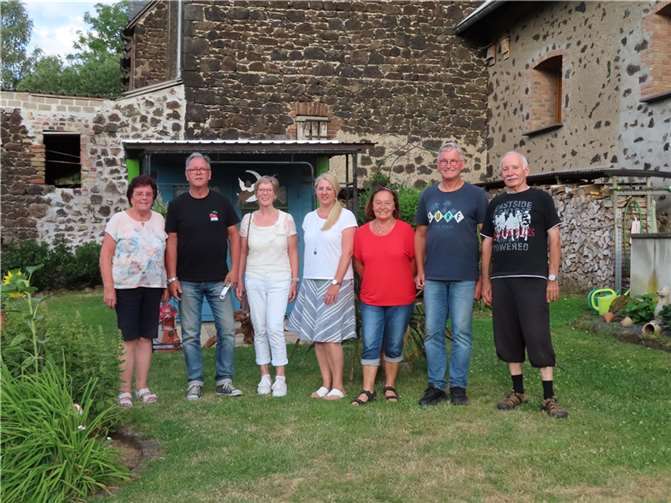 Die Besuchskommission bei ihrer Station auf den Sackenheimer Höfen. Mit dabei Ingrid Waldecker (li.) und Jürgen Wegerle (re.) als Teilnehmer sowie die Kommissionsmitglieder (v.li.) Michael Weber, Regina Willkomm, Barbara Böhler, Gretel Wegerle und Lothar Kalter. Quelle: Ortsgemeinde Ochtendung