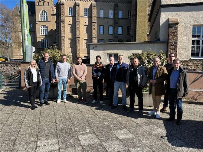 Die Beteiligten am Modellprojekt gaben Anfang April den Startschuss zum Bau der Solaranlage. Foto: Jean Jacques Jassoy / Realschule