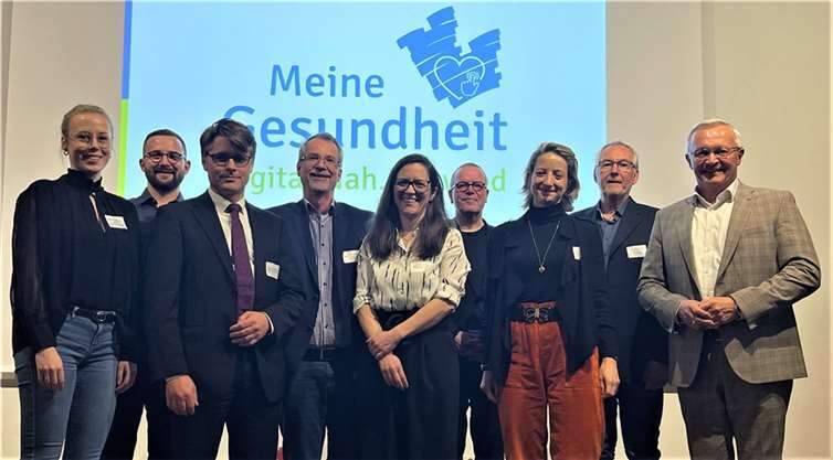 Die Beteiligten an der Infoveranstaltung in Oberhonnefeld (von links): Celine Schumann, Johannes Wirtz, Dr. Mischa Uebachs, Sven Lefkowitz, Martina Thelen, Dr. Olaf Gaus, Alexia Zurkuhlen, Achim Krokowski  Fotos: Kreisverwaltung Neuwied