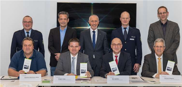 Die Beteiligten der Maßnahmen zogen Bilanz nach 10 Jahren Präventionsarbeit (von links hinten nach rechts vorne): Andrea Piastowski, Gerald Ohletz, Jörg Pfefferkorn, Michael Schneider, Jan Fante, Joachim Neienhuis-Wibel, Holger Jung, Bert Spilles, Norbert Wagner.