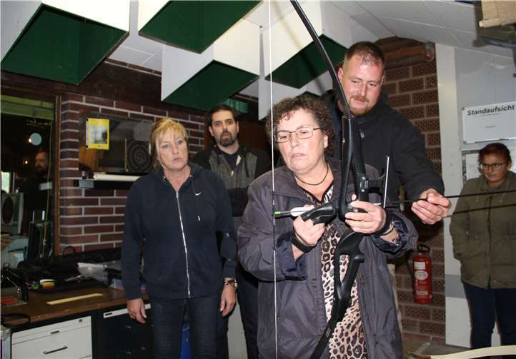 Die Beteiligten des Ortsrings Nievern wurden eingehend im Bogenschießen unterrichtet.