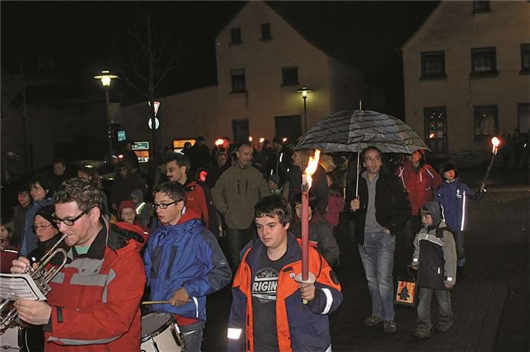 Die Beteiligten des Polcher Martinsumzuges trotzten den widrigen Wetterverhältnissen.LP