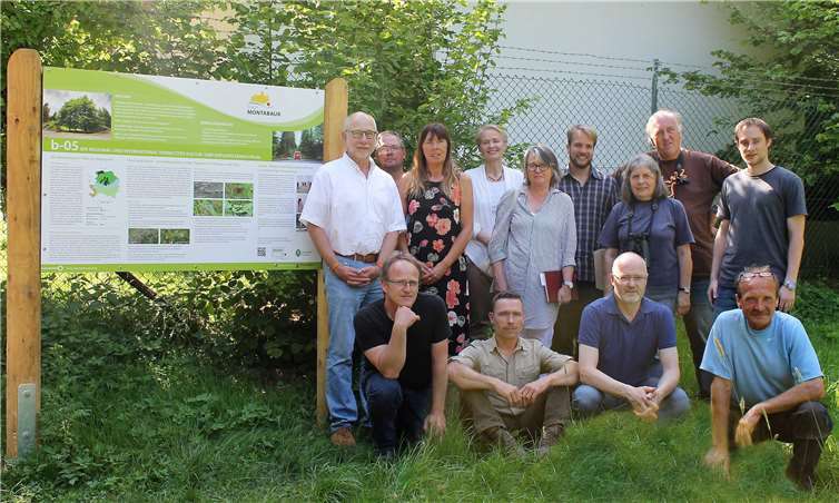 Die Beteiligten freuen sich über die erfolgreiche Durchführung der Pflege- und Erhaltungsmaßnahmen (1. Reihe v.l.n.r.): Udo Nink (Forstbetrieb Nink & Becker), Steffen Koch (Forstrevierleiter) Dieter Schughart-Scheyer (Kulturverein b-05) und Ralf Weyer (Forstbetrieb Nink & Becker); (2. Reihe v.l.n.r.): Gerd Becher (Bauleitplanung VGV Montabaur), Johannes Zühlke (Gesellschaft für Naturschutz und Ornithologie Rheinland-Pfalz e.V.) Karin Maas (Tourist-Information VGV Montabaur), Stadtbürgermeisterin Gabi Wieland, Irene Lorisika (1. Vorsitzende Kulturverein b-05) Philipp Schiefenhövel (Masgeik-Stiftung), Ursula und Manfred Braun (Masgeik-Stiftung) und Stefan Eschenauer (Naturpark Nassau). privat