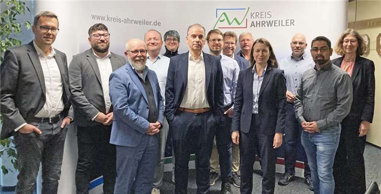 Kommunikation im Antragsverfahren soll verbessert werden Die Beteiligten im Antragsverfahren nach ihrem Gespräch im Kreishaus. Foto: Wicher / Kreisverwaltung Ahrweiler