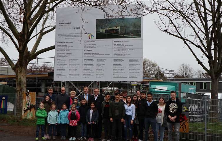 Landrat und Bürgermeister besuchen die Baustelle  Die Beteiligten sind zuversichtlich, dass der Neubau der Mensa in diesem Herbst fertig gestellt wird.Foto: privat