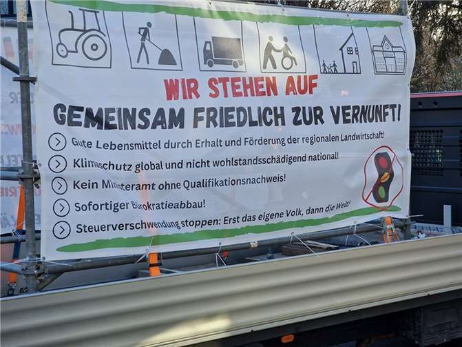 Die Beteiligten verliehen ihren Forderungen mit Transparenten Nachdruck.