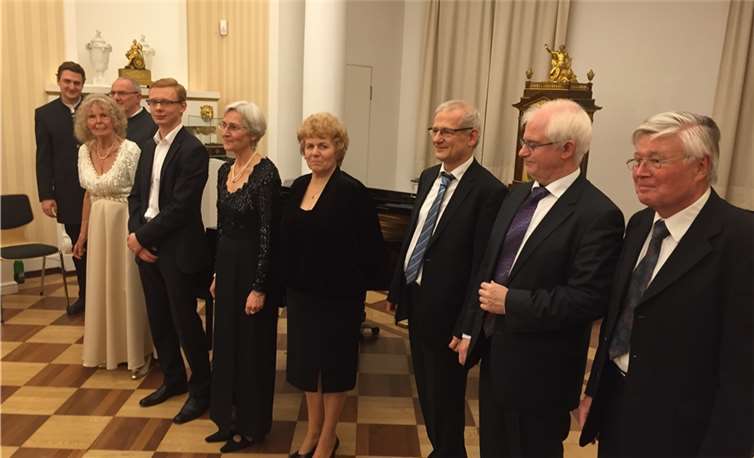Die Beteiligten (von links): Konstatin Paganetti (Bariton), Maud Schreiber-May (Klavier), Bernd Kämpf (Klavier), Alexander Rühle (Klavier), Christine Staebel (Sopran), Elvira Volk (Klavier), Martin Hoffmann (Viola), Hans-Lothar Friedrich (Violine) und Wolfgang Gabler (Cello).privat