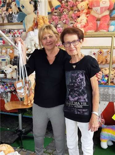 Die Betreiberin der Losbude gegenüber verschenkte Lebkuchenherzen.