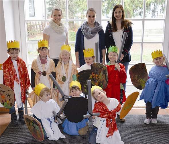 Die Betreuer Laura Schönhofen, Simone Becker und Jennifer Schönherr (v.l.) mit den kleinen Rittern und Burgfräulein.Privat