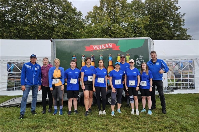 Die Betreuer Peter Schlich (links) und Ingo Mohr (rechts) freuten sich mit ihren Kursteilnehmern über deren Lauferfolg.