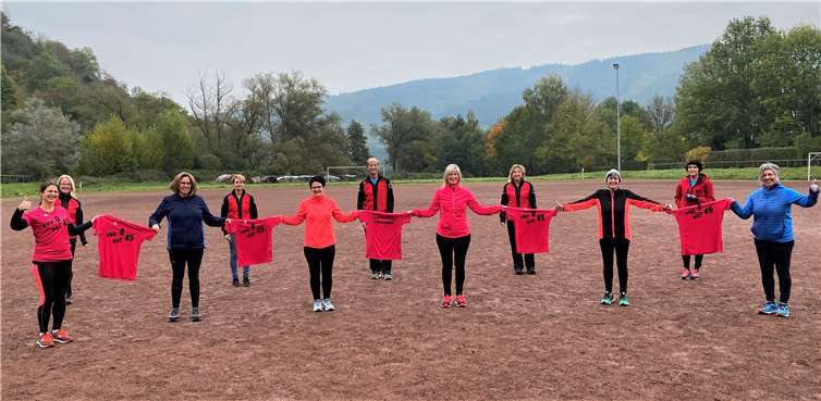 Die Betreuer/-innen und Anfänger bei der Trikotübergabe: Betreuer hintere R. von l. nach r. : Uschi Zyciora, Steffi Münch-Dieden, Hartmut Dismon, Carmen Bresgen, Claudia Pauls, Anfänger vordere Reihe v.l. nach r.: Christina Larscheid, Michaela Bous, Silke Meurer, Steffi Berger, Conny Schlösser und Annette Schmitz.Foto: privat
