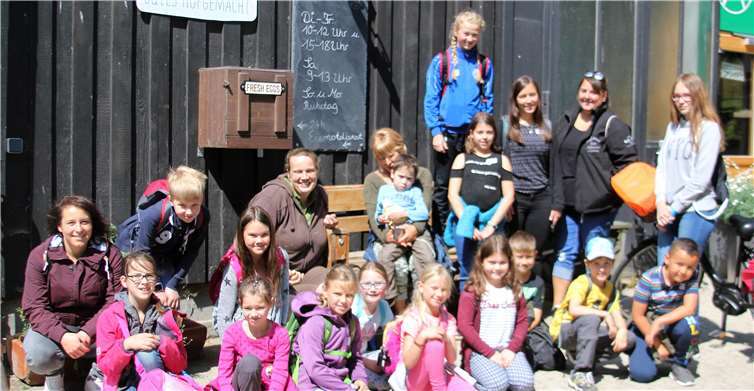 Die Betreuerinnen mit Susanne und den Kids auf dem Margarethenhof in Andernach.privat