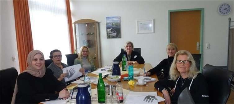 Die Betreuungsassistentinnen des Seniorenzentrums Bethesda konnten sich nun endlich treffen und pandemiebedingt ihre Auffrischungsschulung von 2021 im Februar nachholen. Von links: Semra Osmani, Marie Dolfen, Sandra van Berk, Kursleiterin Carmen Mitscher, Elvira Finke und Christel Hoppen. Alle abgebildeten Personen sind geimpft und getestet. Foto: privat