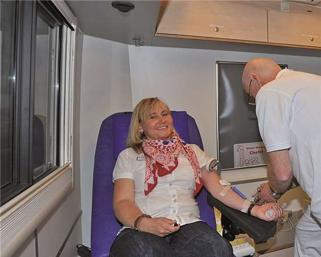 Die Betriebsleiterin der Geysir.Info, Stefanie Dietzler, spendete ebenfalls Blut im Blutspendemobil. privat