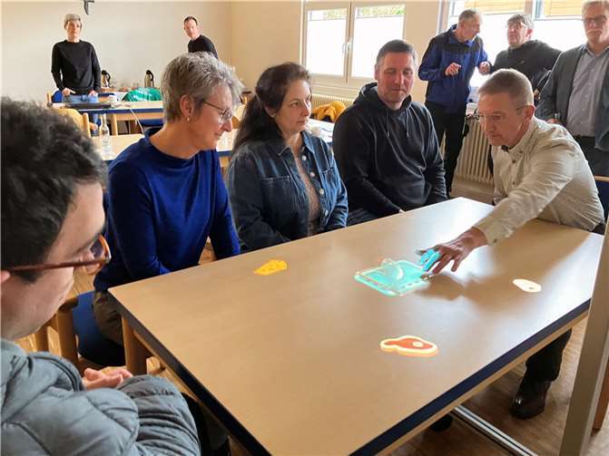 Die Betriebsstättenleiter und weitere Verantwortliche aus den fünf Betriebsstätten testeten in Koblenz die Möglichkeiten und Variationen der Tovertafel.