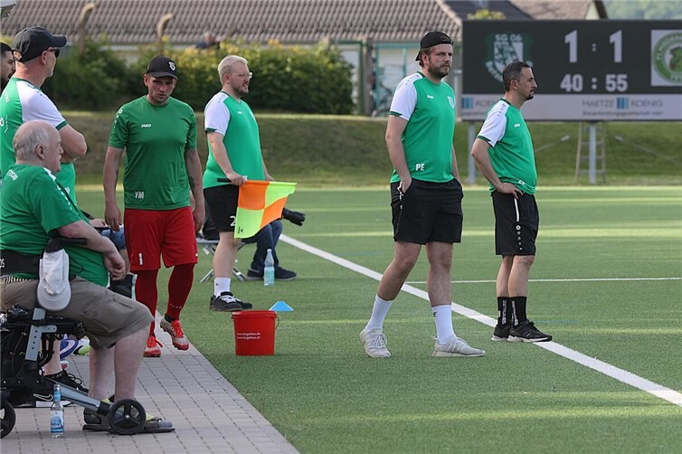 Die Betzdorfer Trainer Enis Caglayan (rechts) und Philipp Euteneuer (links daneben) müssen nun doch zuerst am Mittwoch, 3. Juni, 20 Uhr, zu Hause gegen Schweich antreten. Erst am Samstag, 6. Juni, 17 Uhr, geht es nach Mayen. Foto: SK