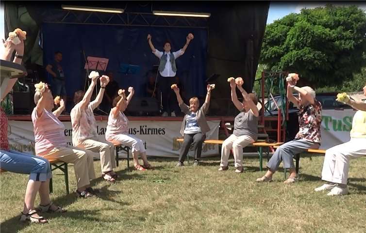 Die Bewegungsgruppe zeigte den Besuchern was sie in ihren gemeinsamen Stunden machen. Fotos: ProMendig e. V.