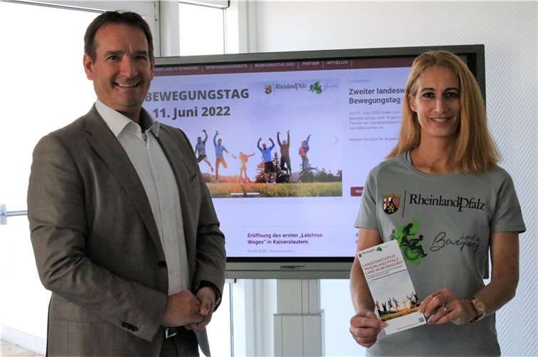 Die Bewegungsmanagerin des Landkreises Mayen-Koblenz, Lydia Karbach, stellte sich bei dem Bürgermeister der Verbandsgemeinde Weißenthurm, Thomas Przybylla, vor. Foto: VG Weißenthurm