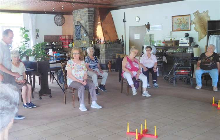 Die Bewegungsstunde musste in den Innenraum verlegt werden. Draußen war es zu heiß. Foto: Privat