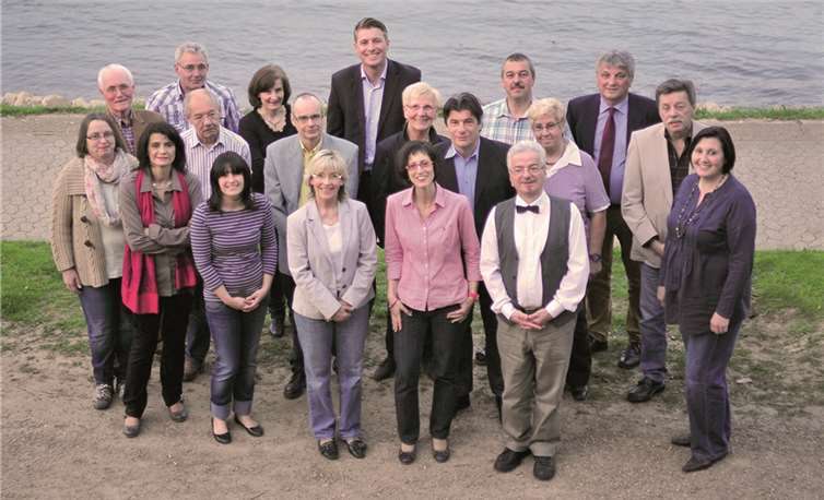 Die Bewerber der SPD für die Wahlen zum Verbandsgemeinderat Bad Breisig (vorn von links): Marianne Hedwig, Irmgard Köhler-Regnery, Nina Fuchs, Klaudia Schrübbers-Nonn, Katja Bell-Bodenbach, Bernd Lang, Nicole Groß. Mitte von links: Siegwart Sassor, Peter van Leyen, Anneliese Schwickert, Michael Jungk, Gisela Monien, Rolf Henzgen. Hinten von links: Heinz Holtorf, Albert Flügger, Kirsten Hofmann-Backes, Arnold Joosten, Manfred Schmitz, Leo Bell.privat