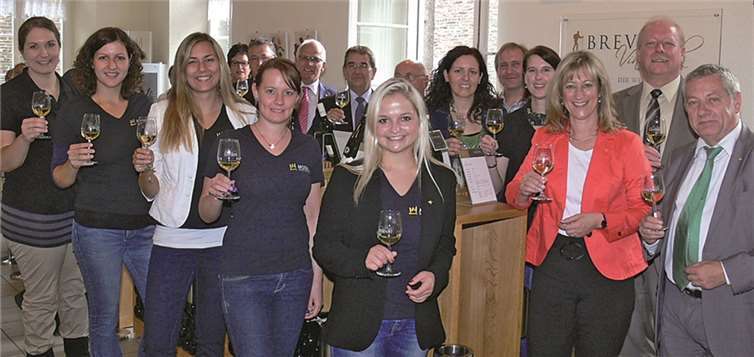 Die Bewerberinnen um das Amt der Moselwein-Königin sowie prominente Gäste aus dem Landkreis trafen sich bei einer Kunstausstellung in Ernst.TE