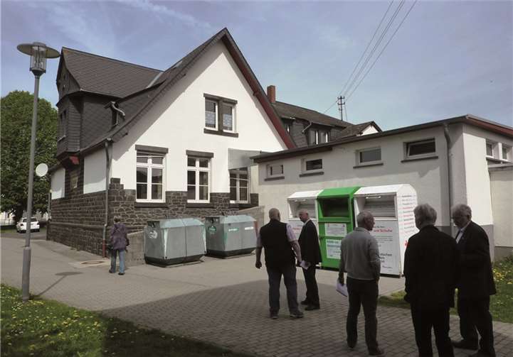 Die Bewertungskommission begutachtet den neu erstellten Abstellplatz für die Wertstoffcontainer am Bürgerhaus.privat