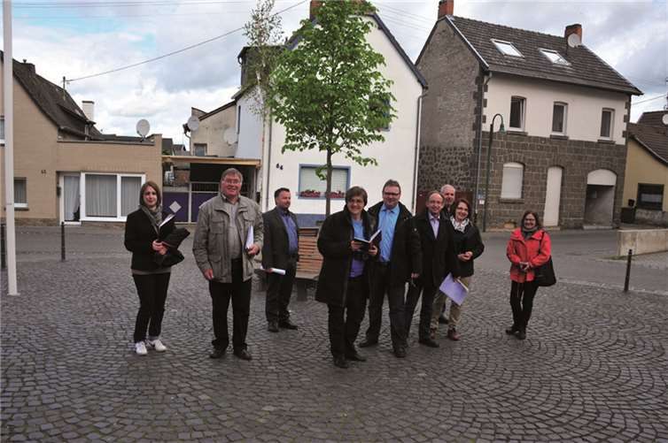 Die Bewertungskommission bei der Ortsbegehung in Niederlützingen. Dem dortigen Vereinsring wurde in der abschließenden Beurteilung der dritte Platz in der Kategorie „Vereine und Initiative“ zuerkannt. RÜ