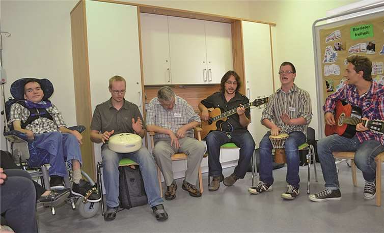 Die Bewohner-Musikgruppe aus der Tagesförderstätte brachte die 140 Gäste zum Mitsingen.