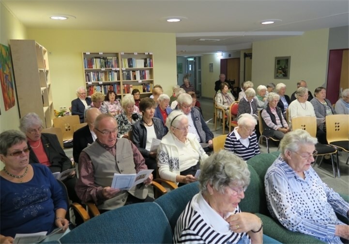 Die Bewohner der Alten Glaserei vereint beim Dankgebet.  privat