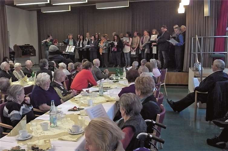 Die Bewohner der Altenheime freuten sich über den Besuch des Chores und sangen kräftig mit.