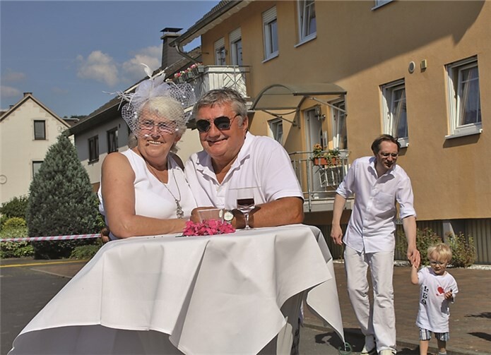 Die Bewohner der Rheinstraße kamen alle in Weiß gekleidet zum Straßenfest.privat