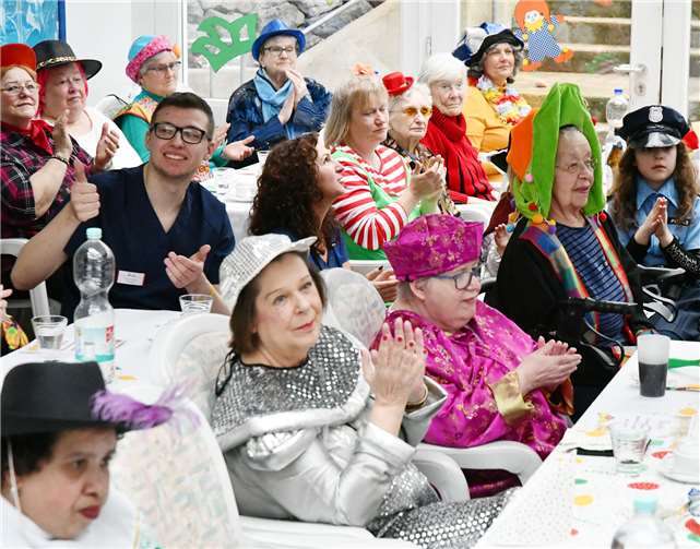 Die Bewohner der Seniorenresidenz Maranatha genossen die närrische und bunte Veranstaltung. Foto: BL
