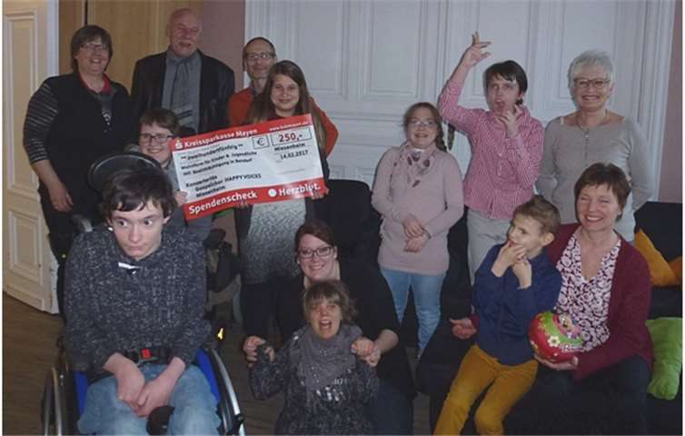Die Bewohner der Wohngruppe Heinrich-Haus in Bendorf freuen sich nicht nur über die Spende - auch der Gesang der HAPPY VOICES zauberte ein Lächeln in ihre Gesichter. Happy Voices