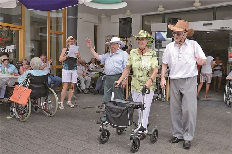 Die Bewohner des AWO-Seniorenzentrums stellen bei einer Hutmodenschau unterschiedliche Kopfbedeckungen aus zahlreichen Epochen vor.  privat