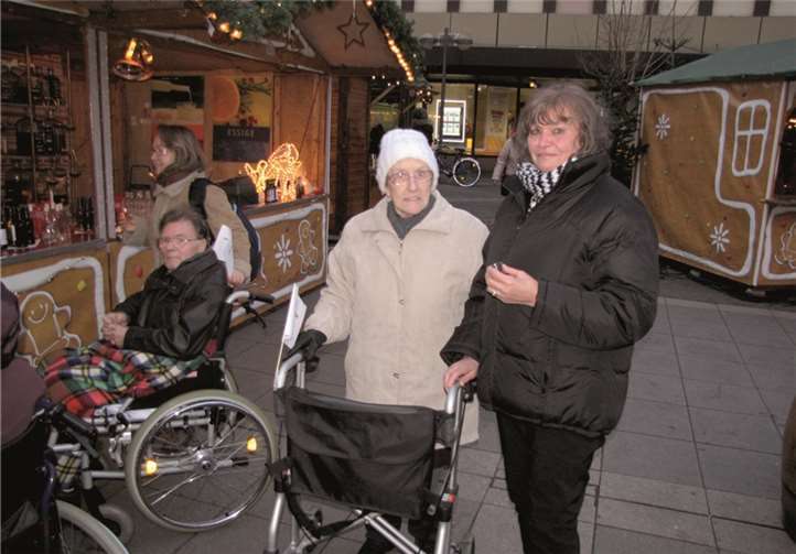 Die Bewohner des Alten- und Pflegeheims Josef-Ecker-Stift besuchten den Knuspermarkt in der Neuwieder Innenstadt.privat